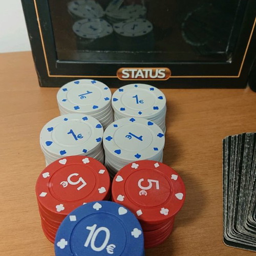 Poker set used with 72 chips and 1 deck