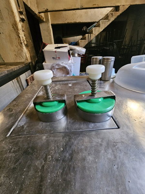 Burger presses like new, professional, diameters 10cm and 12cm