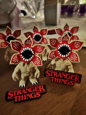 Demogorgon keychain with moving parts and Stranger Things logo like new