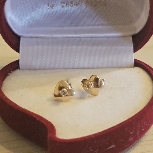 K14 Gold Heart Stud Earrings like new, 1.05g