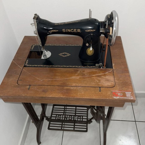 Singer sewing machine new condition, collectible