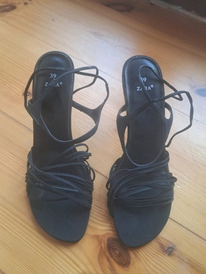 Zara black sandals used, size 39, narrow fit