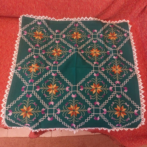 Handmade square tablecloth 65x65 cm with white lace and flowers