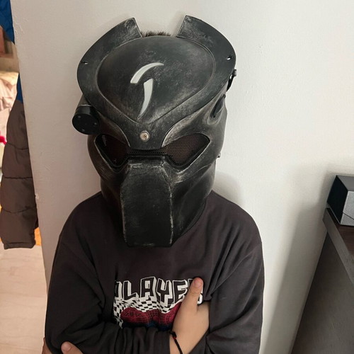 Predator mask like new