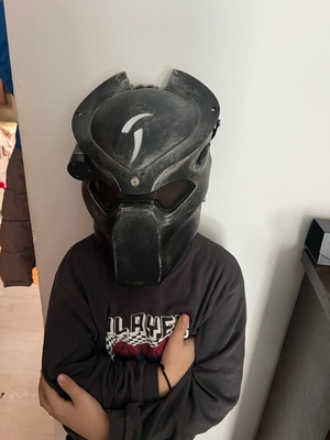 Predator mask like new