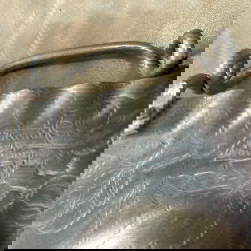 Винтидж алуминиев поднос с дръжки употребяван, релефни флорални плодове Motiltheartlyons