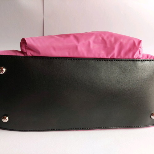 Fuchsia Binnari bag with black details