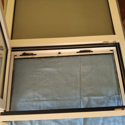 Europa 850 Aluminum Single-Leaf Window with Double Glazing and Vertical Screen, Like New