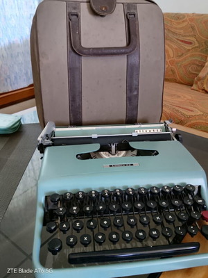 Olivetti Lettera 22 vintage typewriter used, Greek keyboard