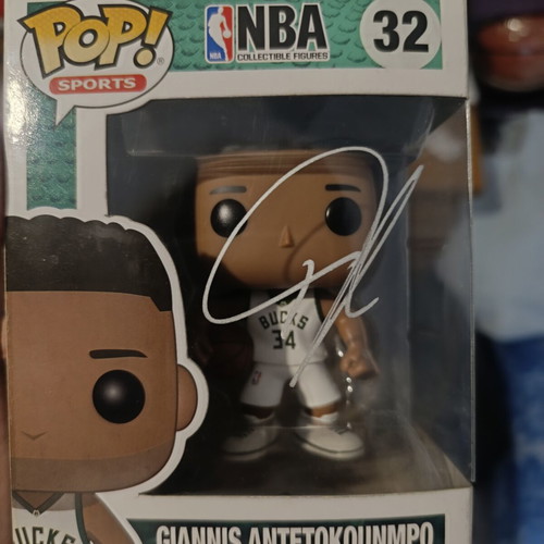 Funko Pop 32 Giannis Antetokounmpo Signed like new