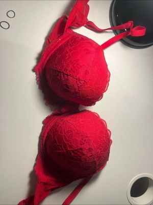 Червен сутиен H&M размер 75D в отлично състояние