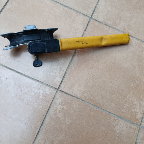 Steering wheel lock like new, T-shaped car security device