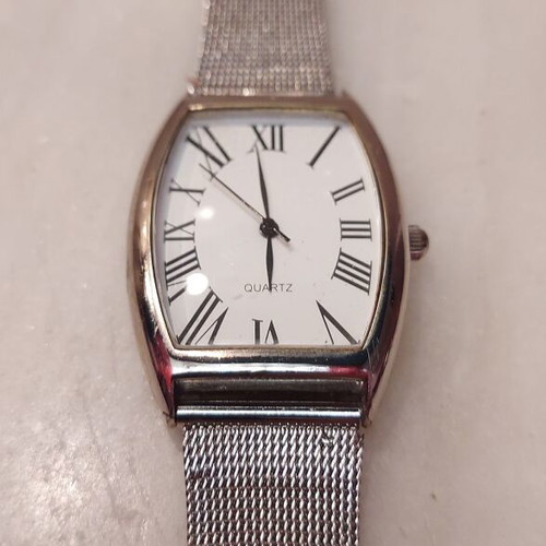 Silver women's wristwatch with Latin numerals, battery-powered