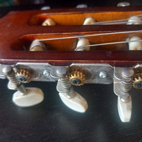 Guitar 3/4 used with damage on one tuning key