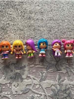 Set of collectible scented dolls with removable clothes and hair