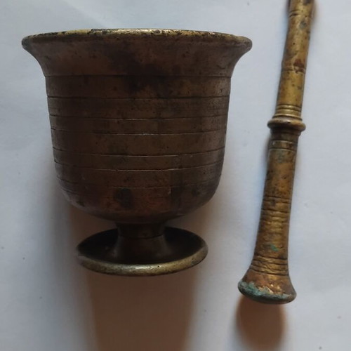 Mortar and pestle set with curved base