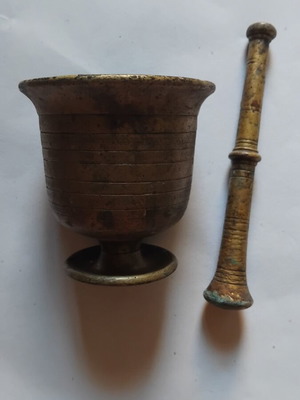 Mortar and pestle set with curved base