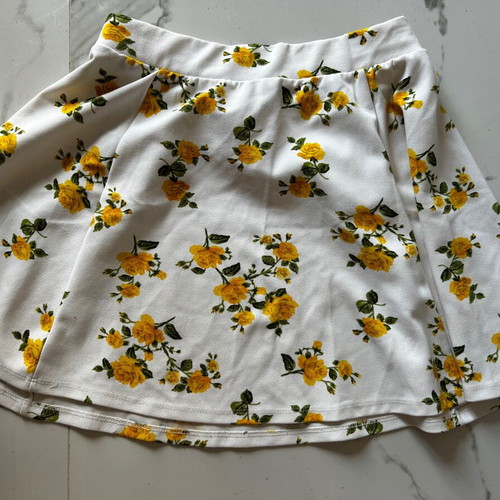 Floral summer skirt like new, size M, white and yellow