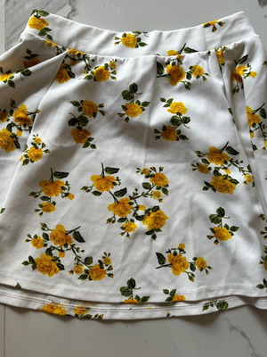 Floral summer skirt like new, size M, white and yellow