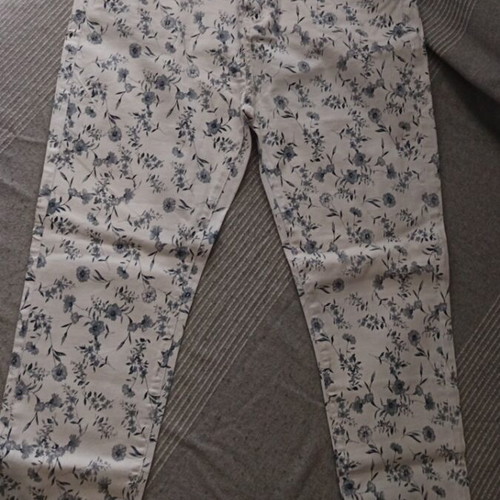 Elastic gabardine pants Medium like new with blue flowers