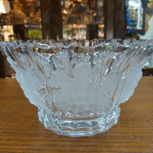 Carved salad bowl new with base designs