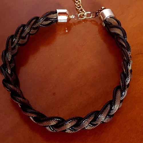Braided necklace like new, black and gold tone metal