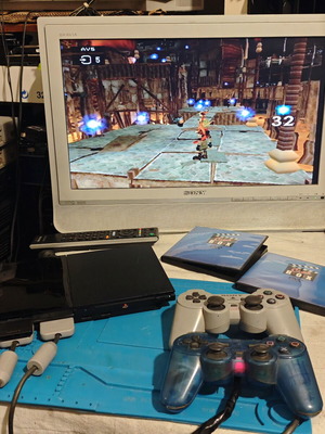 Sony PlayStation 2 Slim κονσόλα πακέτο με δύο χειριστήρια και δύο παιχνίδια