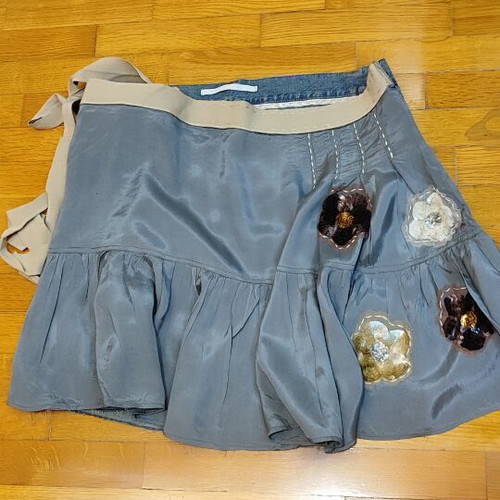 Skirt combining denim and satin fabric with floral details, like new