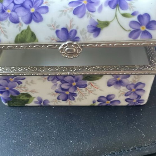 Porcelain box with violet flowers new