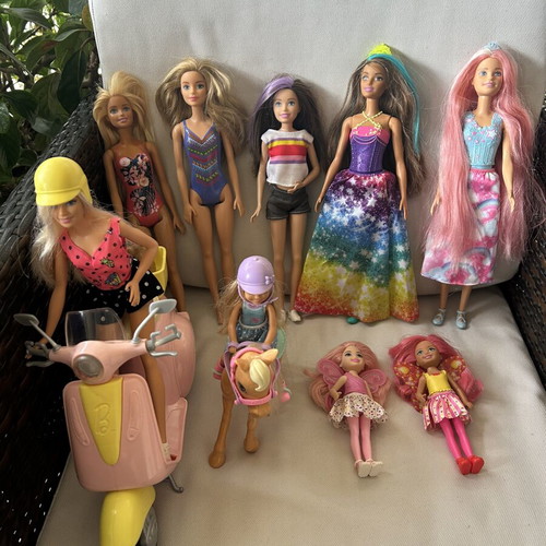 Barbie Vespa with 6 Barbie dolls and pony with 3 Chelsea dolls like new