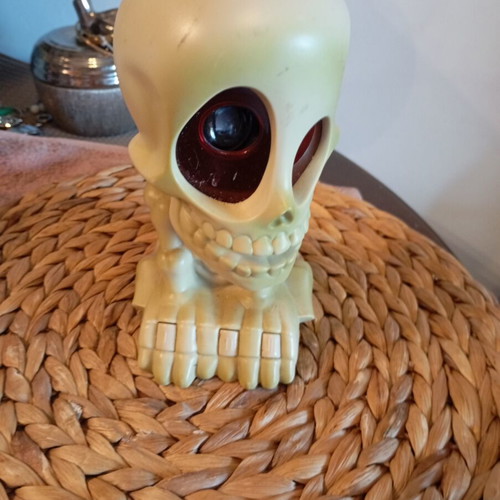 Plastic skull vintage used, not working