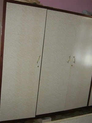 Κρεβατοκάμαρα αντίκα σε άριστη κατάσταση με διπλό κρεβάτι και ντουλάπα