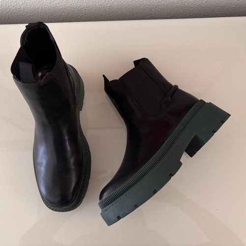 Tamaris Chelsea ankle boots like new, black with dark olive sole, size 38