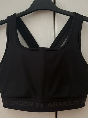 Under Armour μαύρο αθλητικό μπουστάκι, μέγεθος M, με ενίσχυση