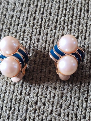 Vintage clip-on earrings like new with pearls and green details