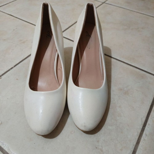Women's white pumps like new, round toe, size 39