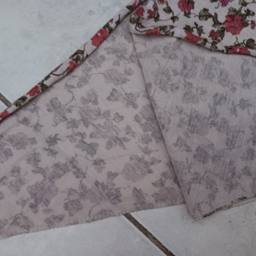 Scarf triangular shape like new, beige and red