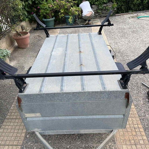 Car roof box used, lightweight with lid