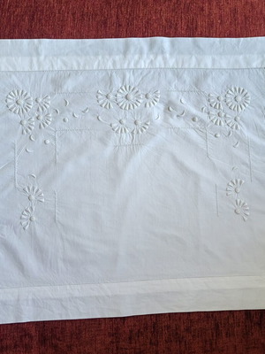 Figured pillowcase in white, like new, 43cm x 56cm