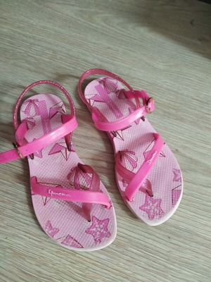 Ipanema pink sandals girls size 28 used, very good condition