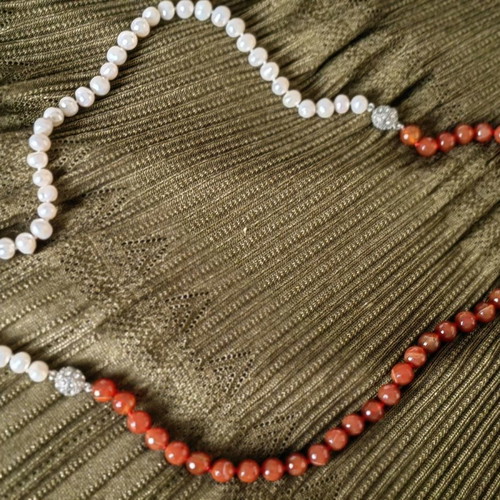 Necklace new with pearls and red agate tache