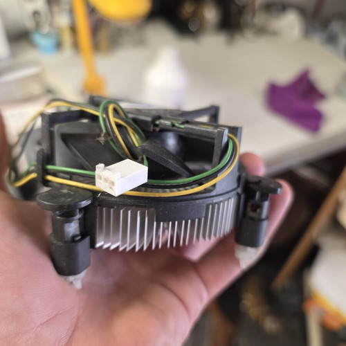 Intel Core i3-2100 and Pentium E5200 processors used with original coolers