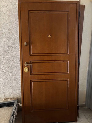 Сигурна врата с двойна броня като нова, размери 2,05x0,96 м