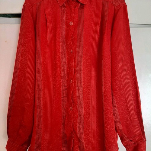 Shirt red like new, sizes L and XL
