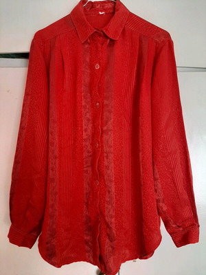 Shirt red like new, sizes L and XL