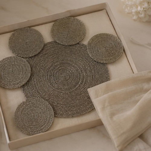 Set of placemat and 6 coasters with beads like new, luxury table decor