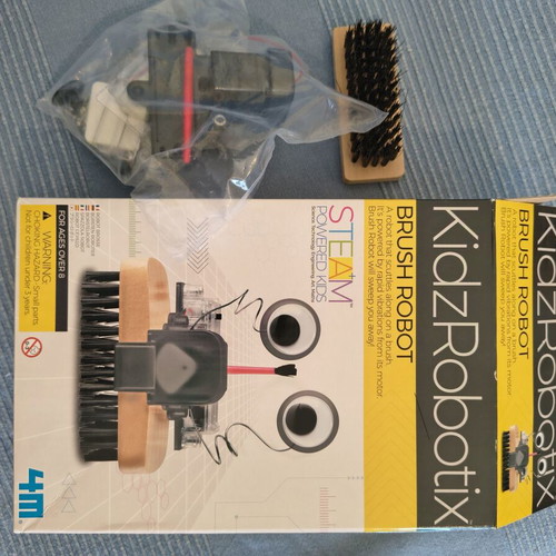 Brush Robot STEM toy new, sweeps on brush