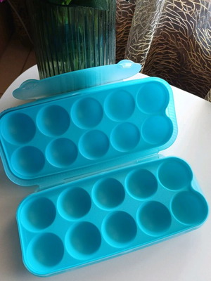 Tupperware egg holder in blue with 2 individual egg holders gift, new