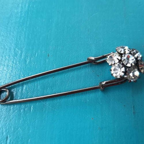 Vintage brooch 7cm with clear rhinestones, like new