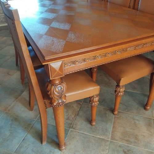 Classic extendable dining set with 8 leather chairs like new